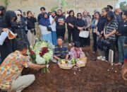 Desainer Hengki Kawilarang Dimakamkan di Kabupaten Bandung, Keluarga Tak Kuasa Menahan Tangis